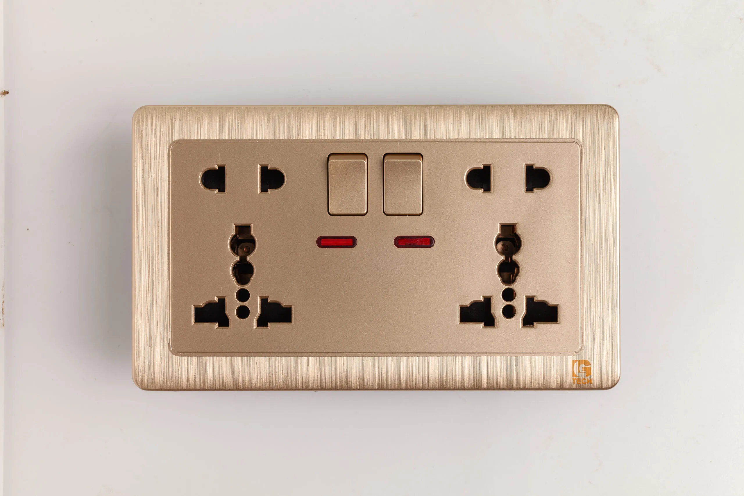 Ổ cắm điện mạ vàng size EU có công tắc an toàn và đèn báo LG Tech mã LG-C60-065 - 2