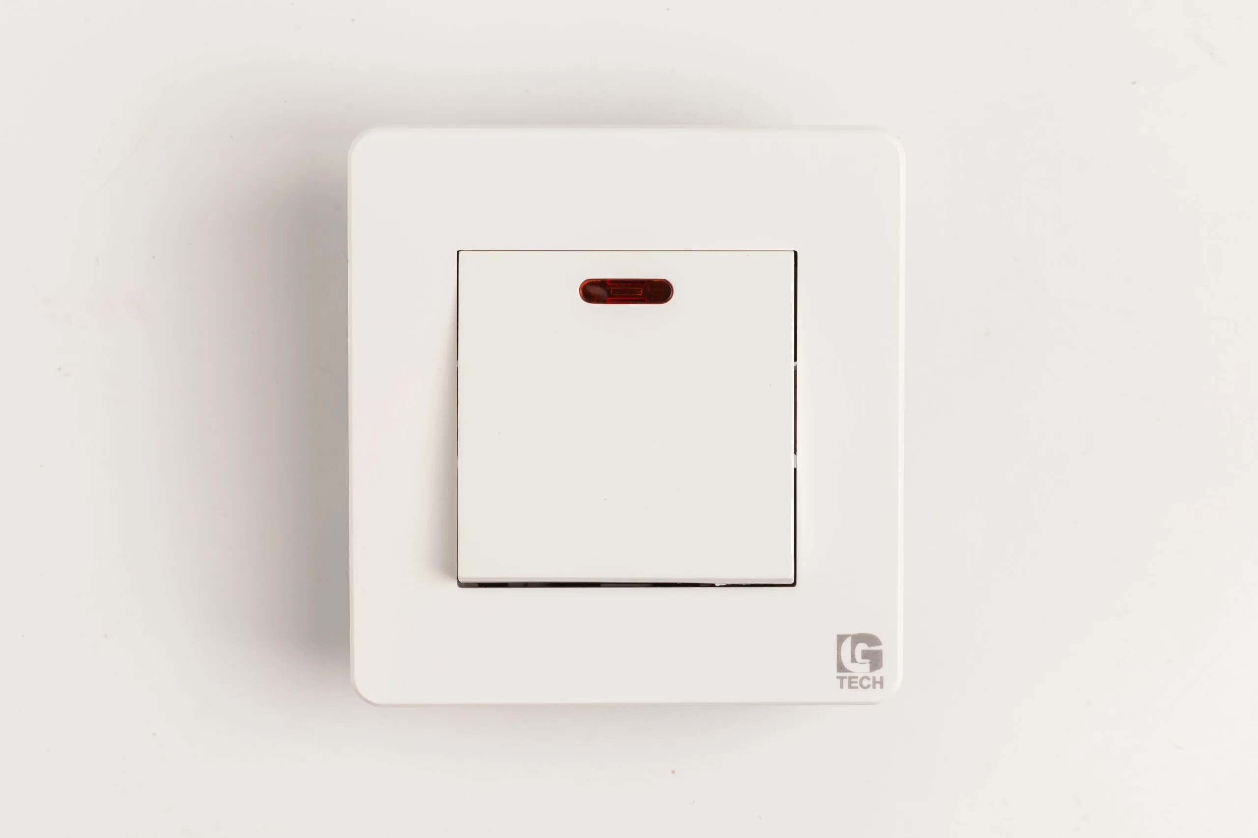 Công tắc điện 20A có đèn báo, màu trắng tràn viền LG Tech LG-AB-K1-039