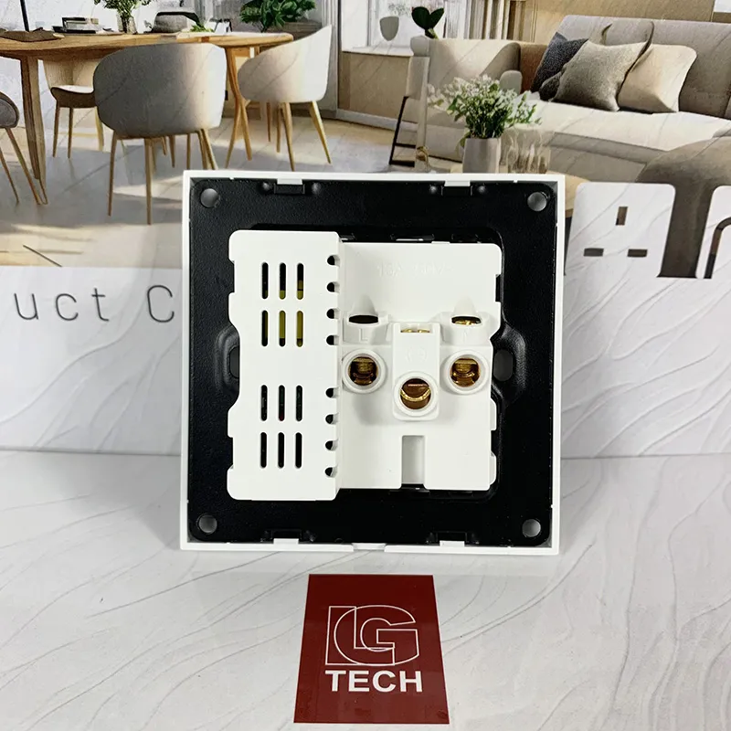 Mặt sau ổ cắm điện có cổng Type C 10W và USB 5V/2.1A LG Tech LG-F21-150