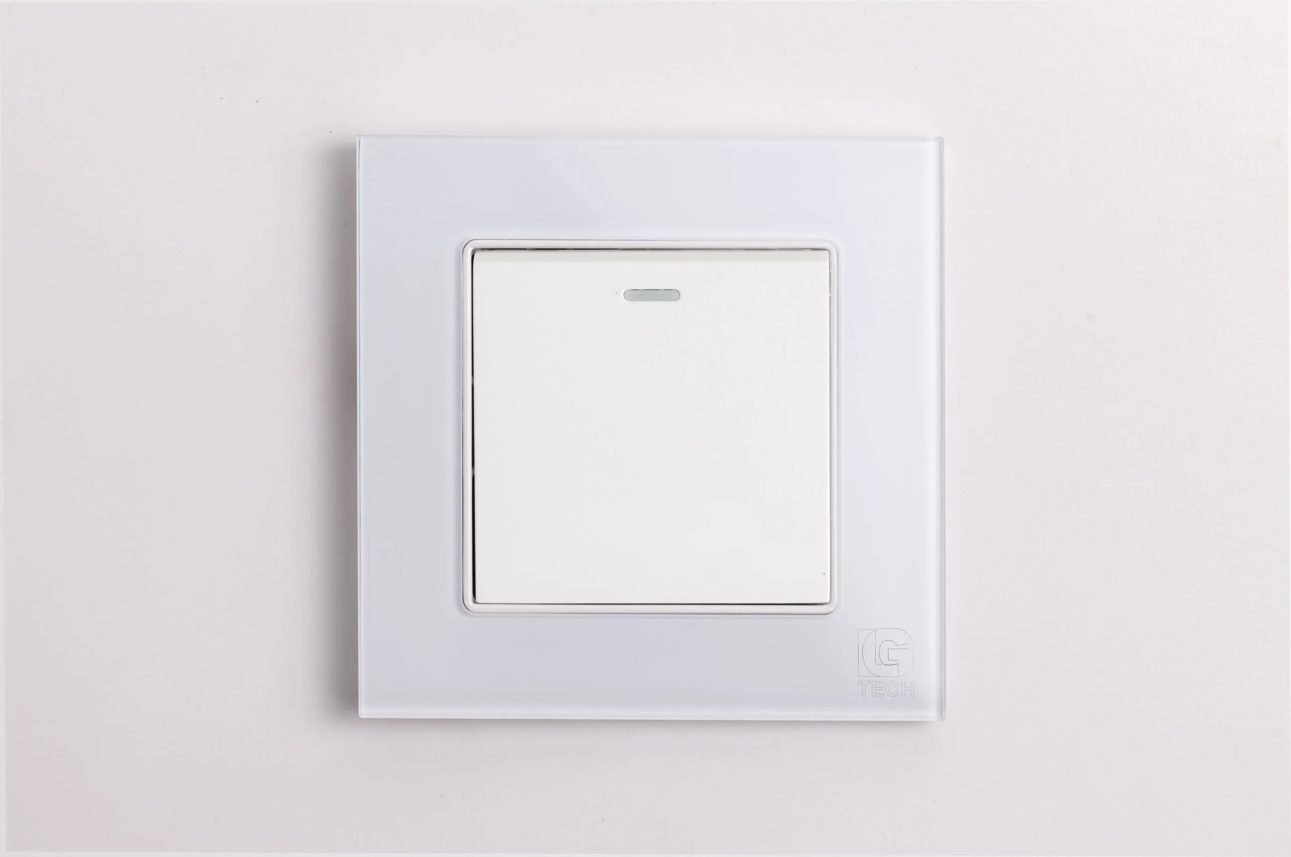 Công tắc điện đơn, 1 chiều, chuẩn vuông, viền kính màu trắng LG Tech mã LG-F71W-001 - 2
