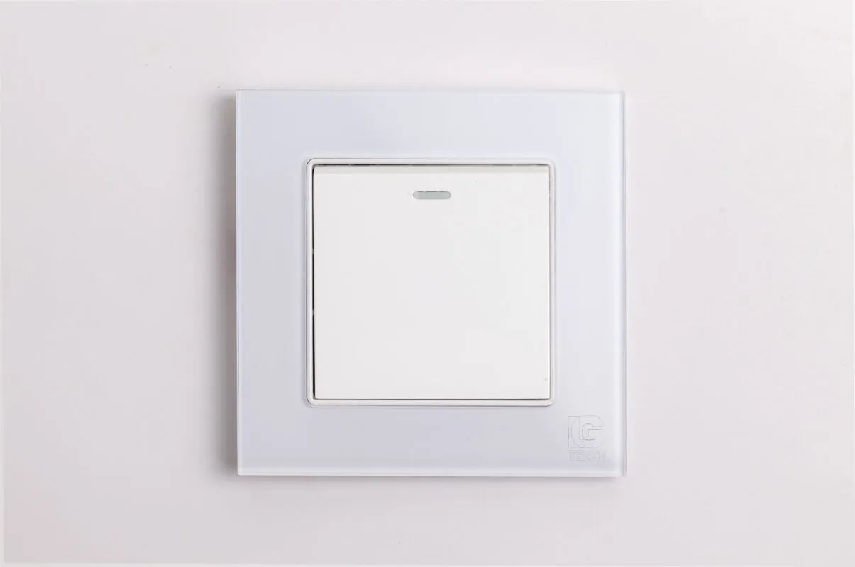 Công tắc điện đơn, 1 chiều, chuẩn vuông, viền kính màu trắng LG Tech mã LG-F71W-001