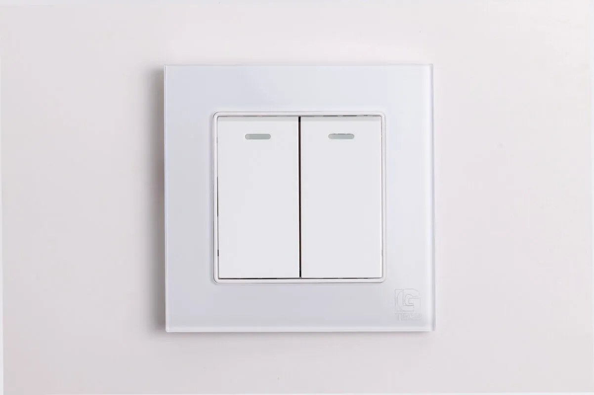 Công tắc điện đôi, 1 chiều chuẩn vuông, viền kính màu trắng LG Tech mã LG-F71W-002