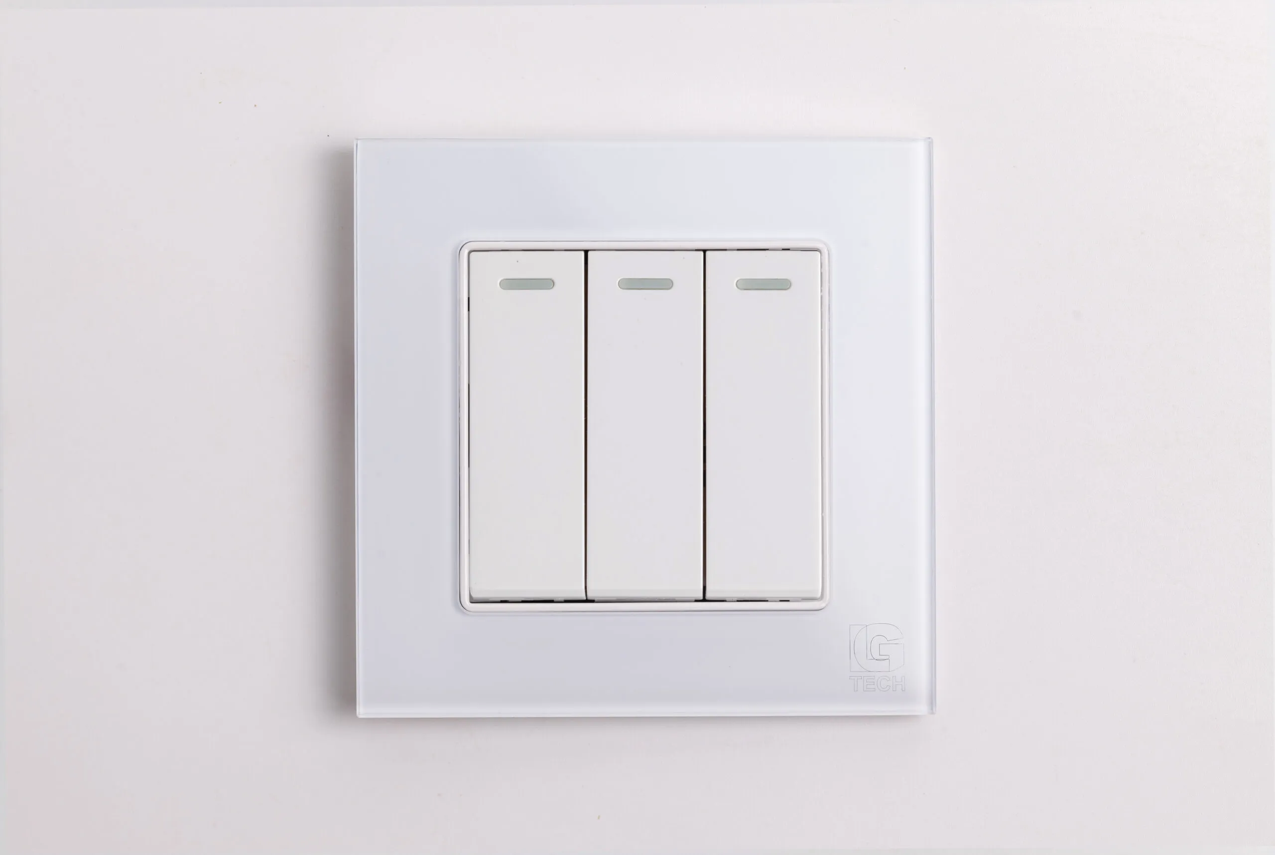 Công tắc điện ba, 1 chiều, chuẩn vuông, viền kính màu trắng LG Tech mã LG-F71W-003 - 2