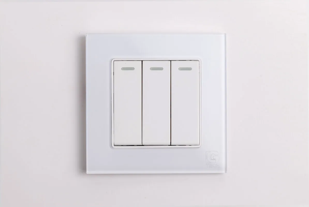 Công tắc điện ba, 1 chiều, chuẩn vuông, viền kính màu trắng LG Tech mã LG-F71W-003