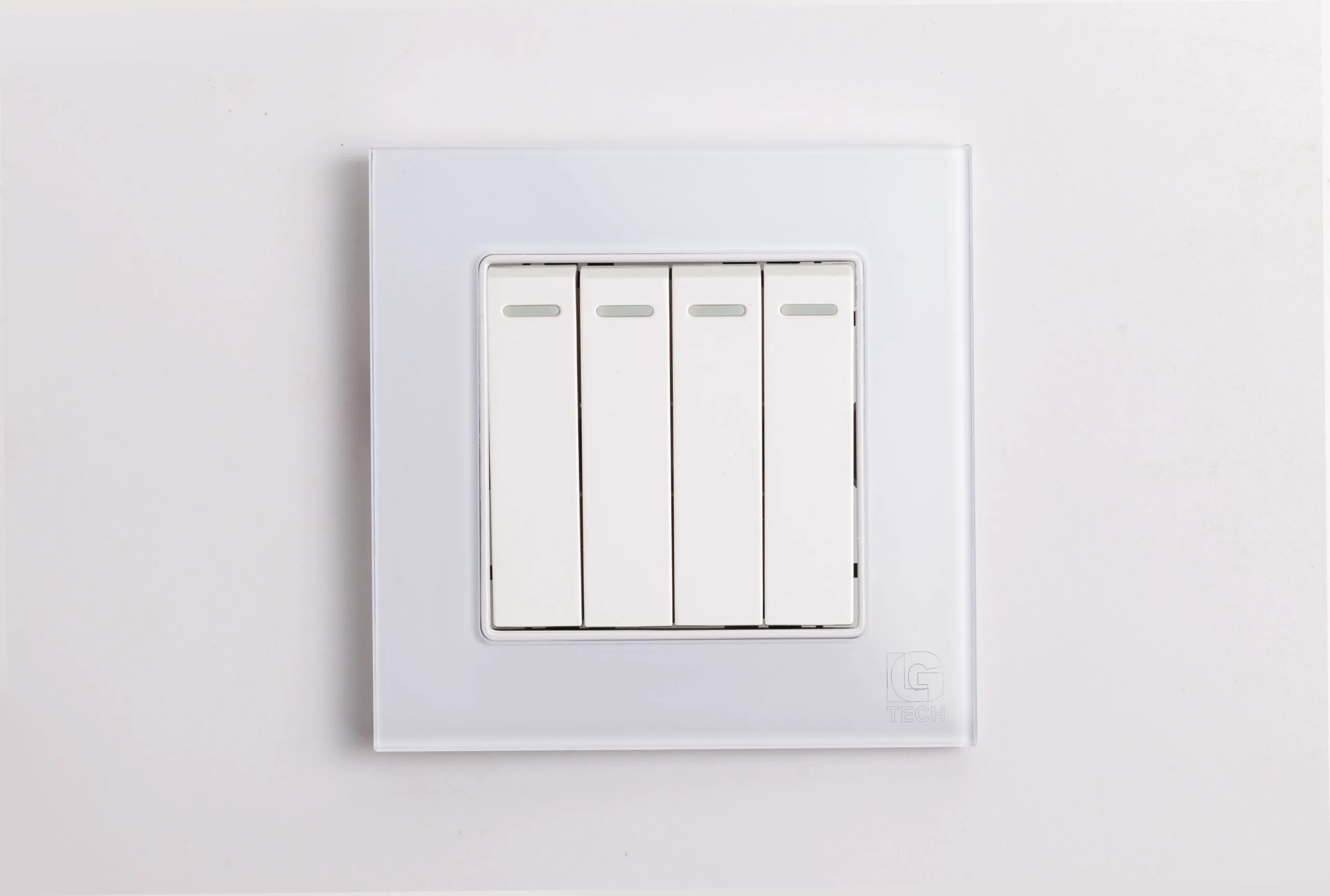 Công tắc điện bốn, 1 chiều, chuẩn vuông, viền kính màu trắng LG Tech mã LG-F71W-004 - 2