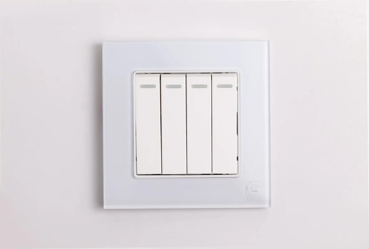 Công tắc điện bốn, 1 chiều, chuẩn vuông, viền kính màu trắng LG Tech mã LG-F71W-004