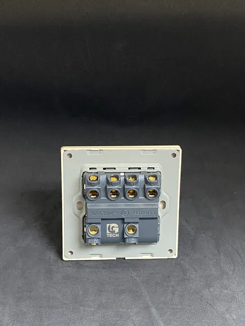 Công tắc điện bốn 1 chiều, chuẩn vuông, viền vàng nhân đen LG Tech mã LG-F71G-004 - 3