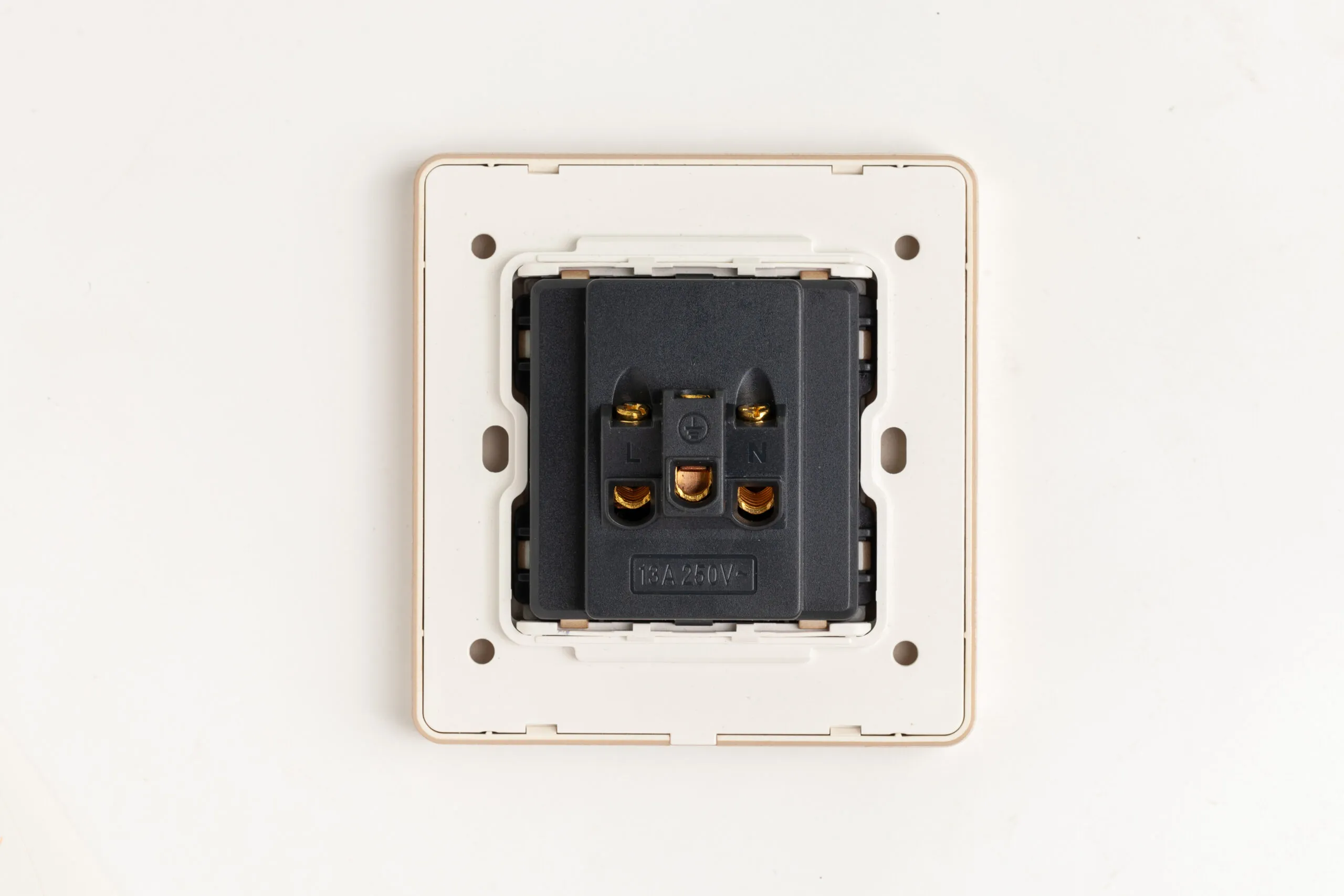 Ổ cắm điện 5 chấu tràn viền, màu đồng, chuẩn vuông LG Tech mã LG-AB-L-115 - 3